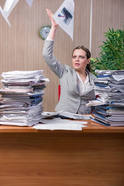Geschäftsfrau unter Stress im Büro — Stockfoto