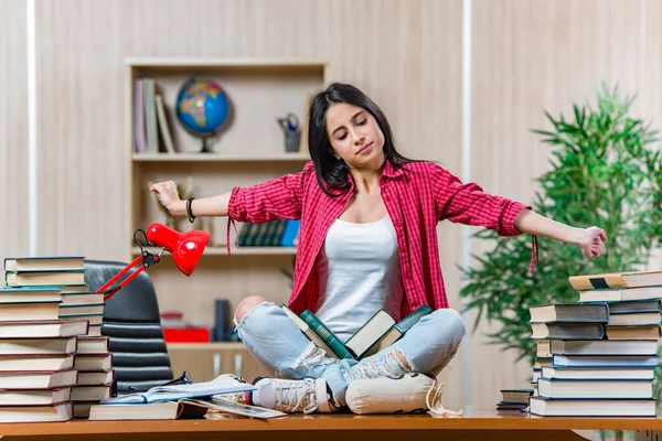 Giovane studentessa che si prepara per gli esami di scuola superiore — Foto Stock