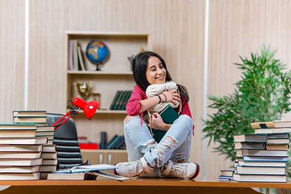 Jonge vrouwelijke student bereidt zich voor op college tentamens — Stockfoto