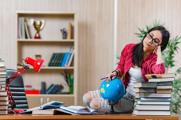 Joven estudiante preparándose para los exámenes de la escuela universitaria — Foto de Stock