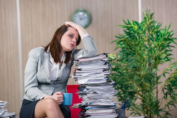 Affärskvinna under stress arbetar på kontoret — Stockfoto