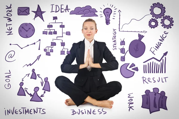 Affärskvinna mediterar med olika affärsidéer — Stockfoto