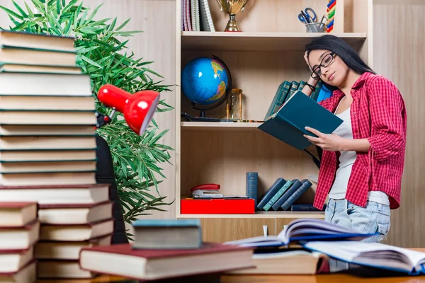 Giovane studentessa che si prepara per gli esami di scuola superiore — Foto Stock