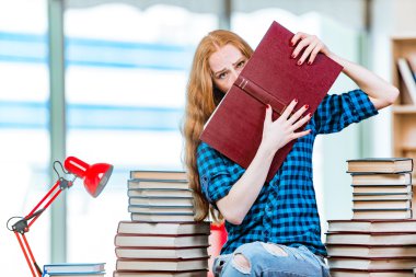 Sınavlara hazırlanan genç kız öğrenci.