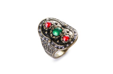 Beyaz arka plan üzerinde izole altın mücevher yüzük