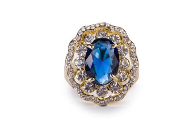 Altın yüzük beyaz arkaplanda izole edildi