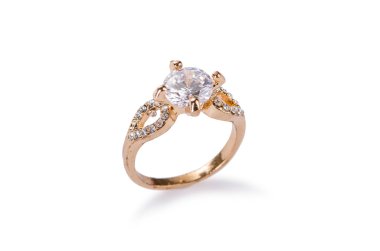 Altın yüzük beyaz arkaplanda izole edildi