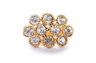 Altın yüzük beyaz arkaplanda izole edildi