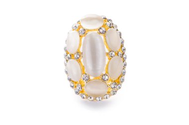 Altın yüzük beyaz arkaplanda izole edildi