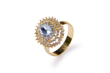 Altın yüzük beyaz arkaplanda izole edildi