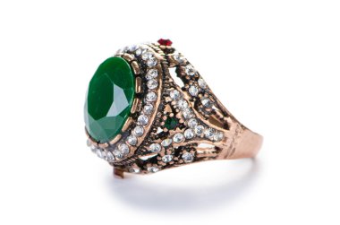 Mücevher yüzüğü beyazda izole edilmiş.