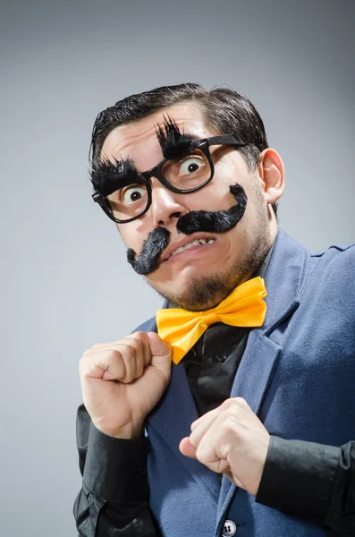 Hombre gracioso contra fondo oscuro — Foto de Stock