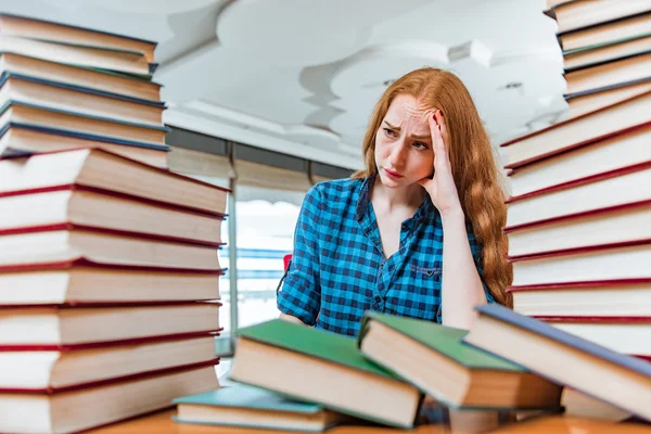 Junge Studentin bereitet sich auf Prüfungen vor — Stockfoto