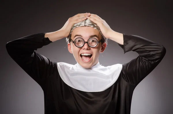 Rolig man klädd i nunnekläder — Stockfoto