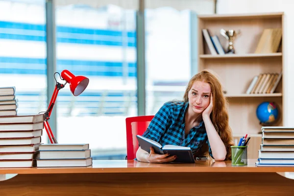 Junge Studentin bereitet sich auf Prüfungen vor — Stockfoto