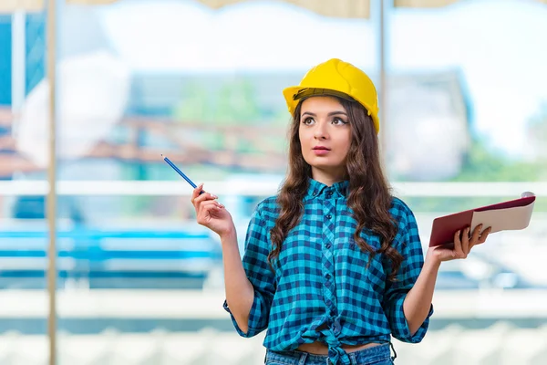 Mujer constructora tomando notas en el sitio de construcción — Foto de Stock