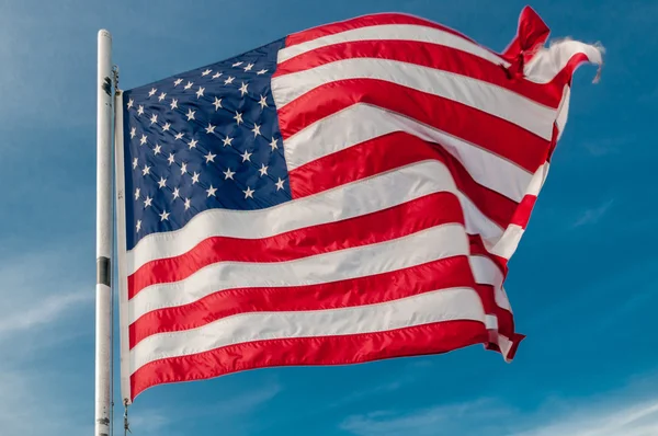 Американський прапор проти яскравого блакитного неба — стокове фото
