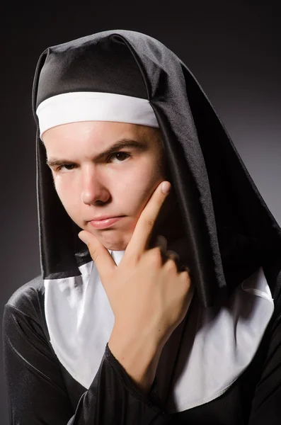 Смешной человек в монашеской одежде — стоковое фото