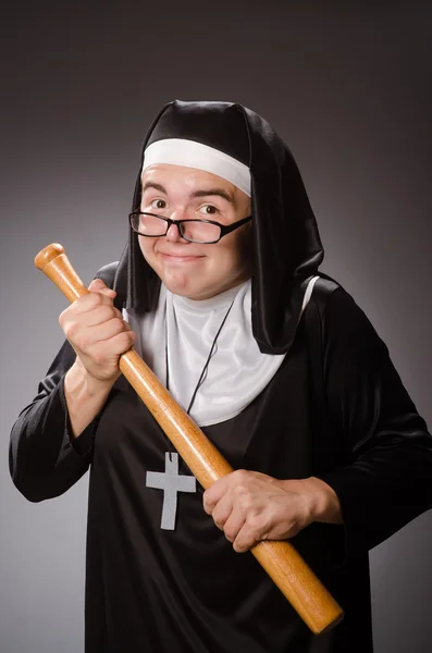 Homem engraçado vestindo roupas de freira — Fotografia de Stock
