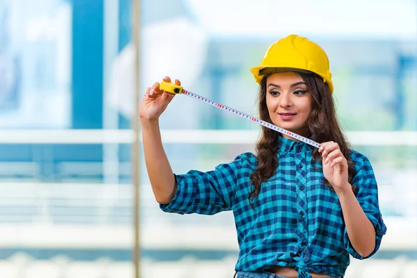 Mujer joven haciendo mejoras en el hogar — Foto de Stock