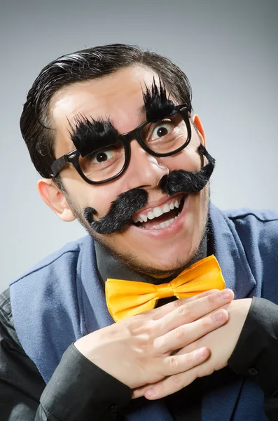 Hombre gracioso contra fondo oscuro — Foto de Stock