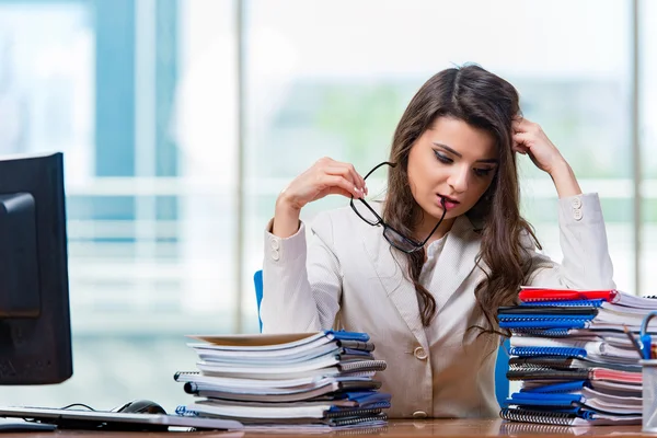 Empresária sentada na mesa do escritório — Fotografia de Stock