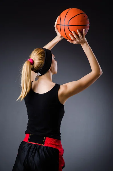 Wanita dengan bola basket dalam konsep olahraga — Stok Foto