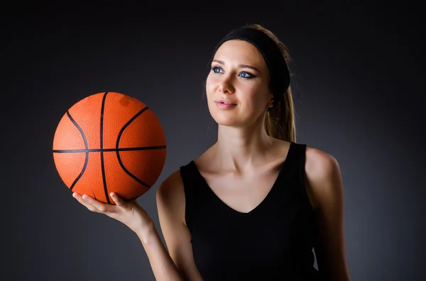 Vrouw met basketbal in sport concept — Stockfoto