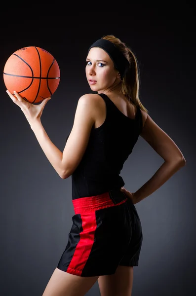 Vrouw met basketbal in sport concept — Stockfoto