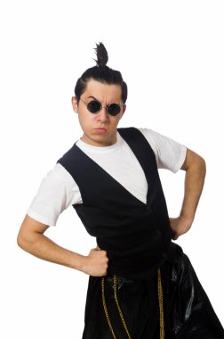 Beyazlar içinde dans eden komik genç adam