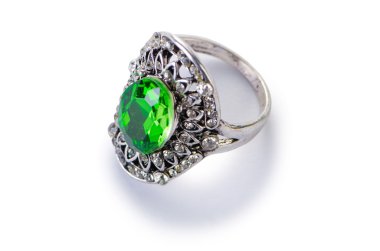 Mücevher yüzüğü beyazda izole edilmiş.