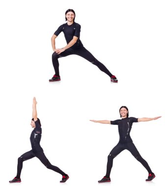 Genç adam beyazlar üzerinde alıştırma yapıyor.