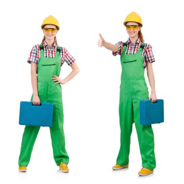 Yeşil tulumlu kadın beyaz giyindi.