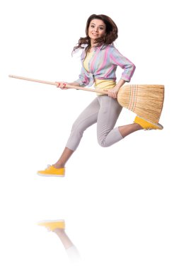 Zemin üzerinde beyaz izole süpürme kadın