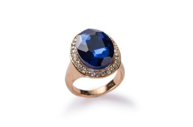 Altın yüzük beyaz arkaplanda izole edildi