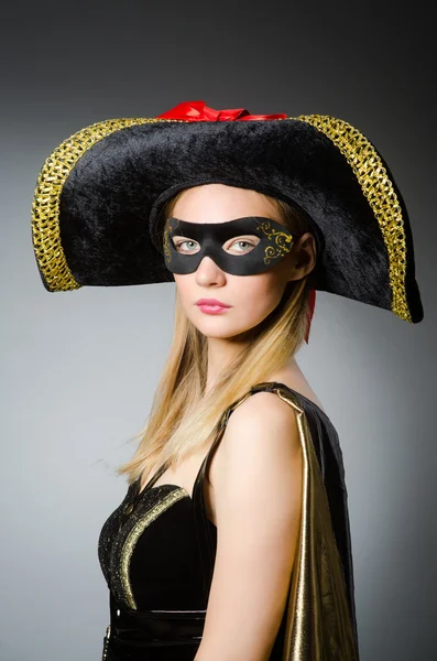 Donna in costume da pirata - concetto di Halloween — Foto Stock