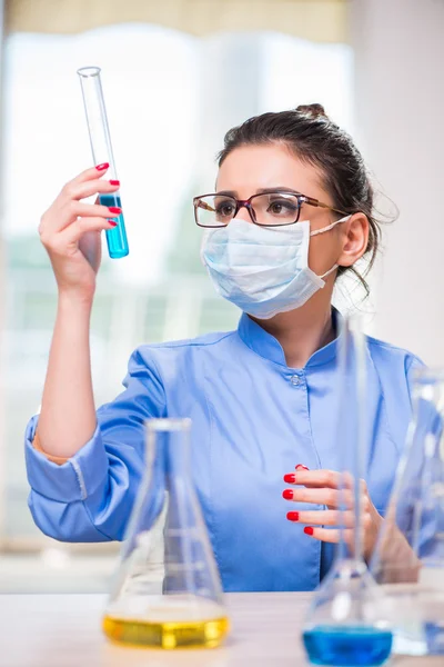 Žena lékař dělá chemické testy v laboratoři — Stock fotografie