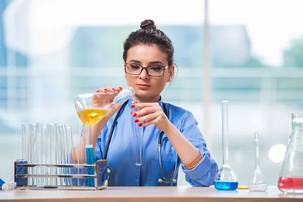 Žena lékař dělá chemické testy v laboratoři — Stock fotografie