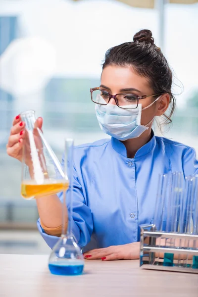 Žena lékař dělá chemické testy v laboratoři — Stock fotografie