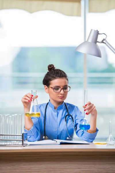 Mulher médica fazendo testes químicos em laboratório — Fotografia de Stock