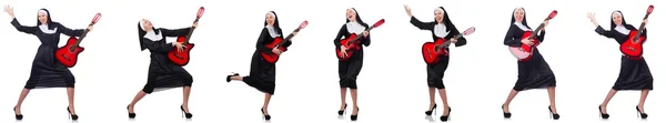 Nonne avec guitare isolée sur blanc — Photo
