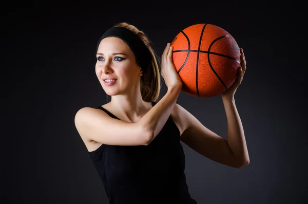 Vrouw met basketbal in sport concept — Stockfoto