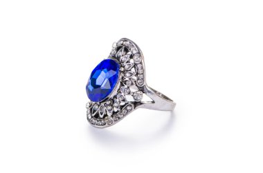 Beyaz arka plan üzerinde izole altın mücevher yüzük