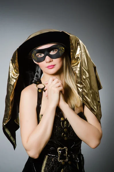 Mujer en traje de pirata - concepto de Halloween — Foto de Stock