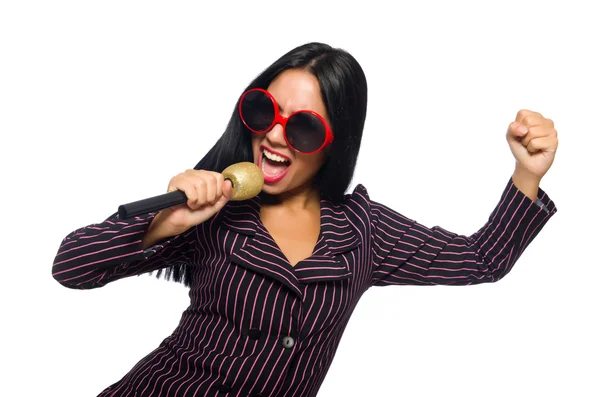 Vrouw zingt in karaoke club geïsoleerd op whie — Stockfoto