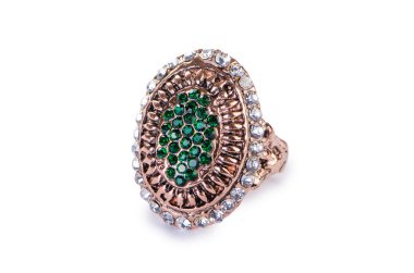 Beyaz arka plan üzerinde izole altın mücevher yüzük