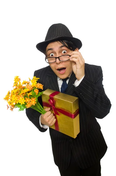 Homem engraçado com flores e caixa de presente — Fotografia de Stock