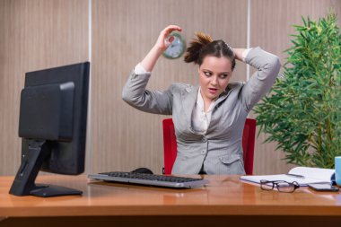 İş kadını ofiste çalışan stres altında