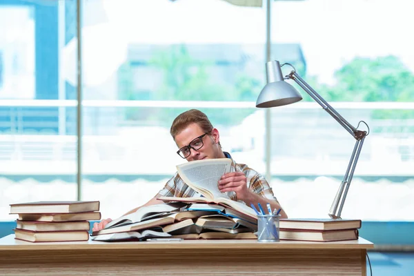 Joven estudiante masculino preparándose para los exámenes de secundaria — Foto de Stock