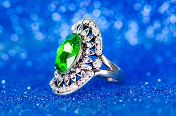 Gioielli anello sullo sfondo blu — Foto Stock